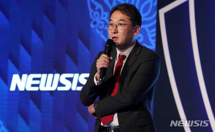 [서울=뉴시스] 추상철 기자 = 김도훈 아르스프락시아 대표가 20일 오전 서울 종로구 포시즌스호텔 그랜드볼룸에서 열린 뉴시스 창사 21주년 기념 포럼 '10년 후 한국'에서 '빅데이터로 본 대한민국 행복 전망'을 주제로 발표하고 있다. 2022.10.20. scchoo@newsis.com