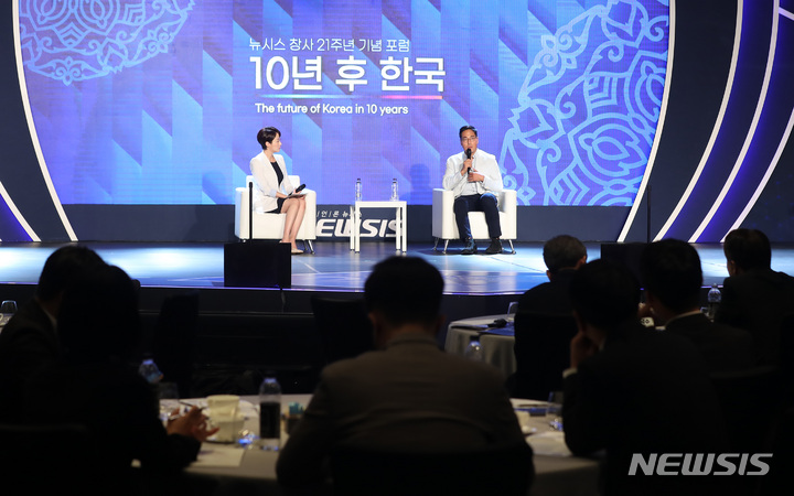 [서울=뉴시스] 이영환 기자 = 김창원(오른쪽) 타파스미디어 대표가 20일 오전 서울 종로구 포시즌스호텔 그랜드볼룸에서 열린 뉴시스 창사 21주년 기념 포럼 '10년 후 한국'에서 성공을 부르는 틈새전략을 주제로 발언을 하고 있다. 2022.10.20. 20hwan@newsis.com