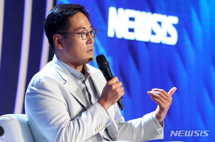 [서울=뉴시스] 이영환 기자 = 김창원 타파스미디어 대표가 20일 오전 서울 종로구 포시즌스호텔 그랜드볼룸에서 열린 뉴시스 창사 21주년 기념 포럼 '10년 후 한국'에서 성공을 부르는 틈새전략을 주제로 발언을 하고 있다. 2022.10.20. 20hwan@newsis.com