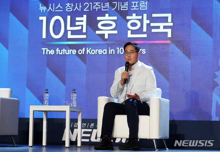 [서울=뉴시스] 이영환 기자 = 김창원 타파스미디어 대표가 20일 오전 서울 종로구 포시즌스호텔 그랜드볼룸에서 열린 뉴시스 창사 21주년 기념 포럼 '10년 후 한국'에서 성공을 부르는 틈새전략을 주제로 발언을 하고 있다. 2022.10.20. 20hwan@newsis.com