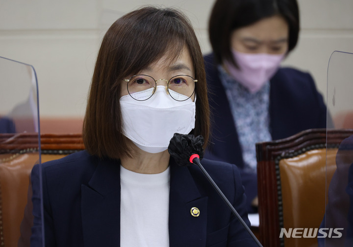 [서울=뉴시스] 김선웅 기자 = 백경란 질병관리청장이 20일 오전 서울 여의도 국회 보건복지위원회에서 열린 보건복지부, 질병관리청, 국민건강보험공단, 식품의약품안전처 등 산하기관에 대한 종합감사에 출석해 의원 질의에 답변하고 있다. (공동취재사진) 2022.10.20. photo@newsis.com