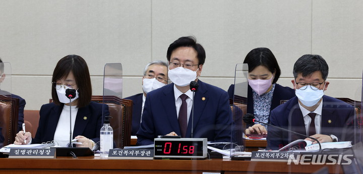 [서울=뉴시스] 김선웅 기자 = 조규홍 보건복지부 장관이 20일 오전 서울 여의도 국회 보건복지위원회에서 열린 국정감사 보건복지부 등에 대한 종합감사에서 의원 질의에 답변하고 있다. (공동취재사진) 2022.10.20. photo@newsis.com