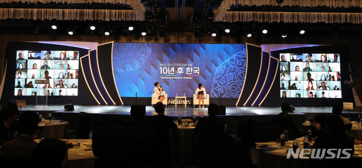 [서울=뉴시스] 추상철 기자 = 강민경 피다뷰티 대표가 20일 오전 서울 종로구 포시즌스호텔 그랜드볼룸에서 열린 뉴시스 창사 21주년 기념 포럼 '10년 후 한국'에서 '피다뷰티 중동 뷰티시장의 한류'를 주제로 발표한 후 온라인 청중단으로 부터 질문을 받고 있다. 2022.10.20. scchoo@newsis.com