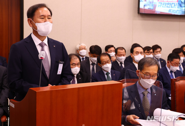 [서울=뉴시스] 고범준 기자 = 김동섭 한국석유공사 사장이 20일 서울 여의도 국회에서 열린 산업통상자원중소벤처기업위원회(산자위) 한국석유공사 등에 대한 국정감사에서 업무보고를 준비하고 있다. (공동취재사진) 2022.10.20. photo@newsis.com