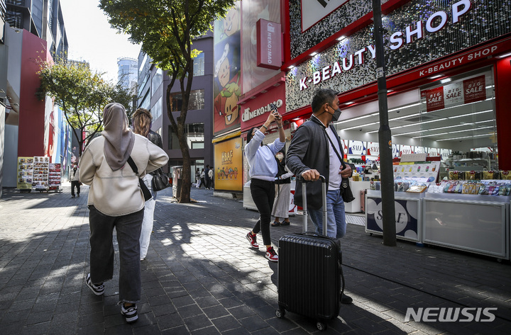 [서울=뉴시스] 정병혁 기자 = 서울 중구 명동거리를 찾은 여행객들이 이동하고 있다. 2022.10.20. jhope@newsis.com