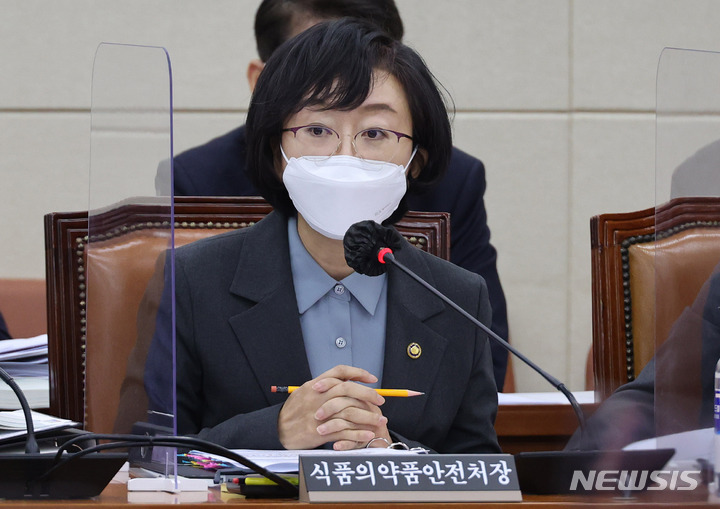 [서울=뉴시스] 김선웅 기자 = 오유경 식품의약품안전처장이 20일 오전 서울 여의도 국회 보건복지위원회에서 열린 보건복지부, 질병관리청, 국민건강보험공단, 식품의약품안전처 등에 대한 종합감사에 출석해 의원 질의에 답변하고 있다. (공동취재사진) 2022.10.20. photo@newsis.com