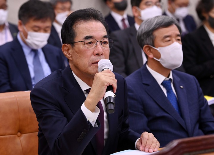 [서울=뉴시스] 전진환 기자 = 이성희 농협중앙회 회장이 20일 서울 여의도 국회 농림축산식품해양수산위원회에서 열린 농림축산식품부 및 소관기관에 대한 국정감사에서 의원들의 질의에 답하고 있다. (공동취재사진) 2022.10.20. photo@newsis.com