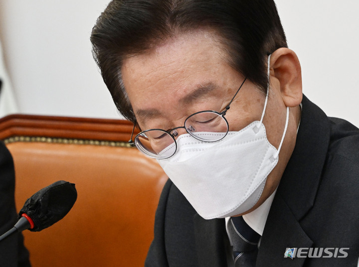 [서울=뉴시스] 김선웅 기자 = 이재명 더불어민주당 대표가 지난 10월20일 서울 여의도 국회에서 열린 더불어민주당 긴급 최고위원회의에 참석해 자리하고 있다. (공동취재사진) 2022.10.20. photo@newsis.com