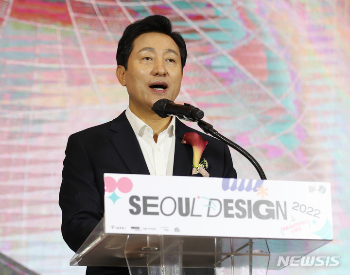 [서울=뉴시스] 김진아 기자 = 오세훈 서울시장이 지난 20일 오후 서울 중구 동대문디자인플라자(DDP)에서 열린 ‘서울디자인 2022’ 개막식에서 환영사를 하고 있다. 2022.10.20. bluesoda@newsis.com