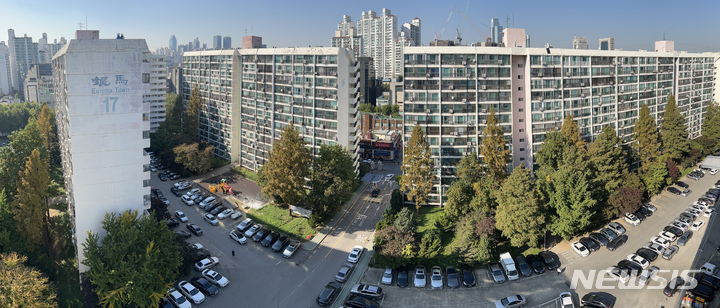 [서울=뉴시스] 조수정 기자 = 서울 강남 재건축 상징인 은마아파트가 재건축 추진 20년만에 서울시 도시계획위원회 심의를 통과했다. 사진은 20일 강남구 대치동 은마아파트. 2022.10.20. chocrystal@newsis.com