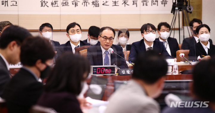 [서울=뉴시스] 고범준 기자 = 이원석 검찰총장이 20일 서울 여의도 국회 법제사법위원회에서 열린 대검찰청 국정감사에서 의원 질의에 답변하고 있다. (공동취재사진) 2022.10.20. photo@newsis.com