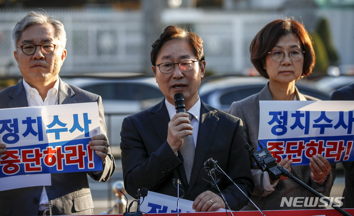 [서울=뉴시스] 정병혁 기자 = 박범계 더불어민주당 의원이 지난 10월20일 서울 용산구 대통령실 앞에서 민주당 중앙당사 압수수색 시도 관련 항의 기자회견에서 발언하고 있다. 2022.10.20. jhope@newsis.com