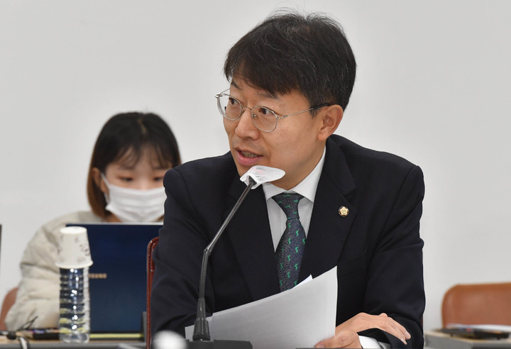 [광주=뉴시스] 변재훈 기자 = 최기상 더불어민주당 의원이 20일 광주 광산구 광주경찰청 어등홀에서 열린 국회 행정안전위원회 국정감사에 참석해 질의하고 있다. 2022.10.20. wisdom21@newsis.com