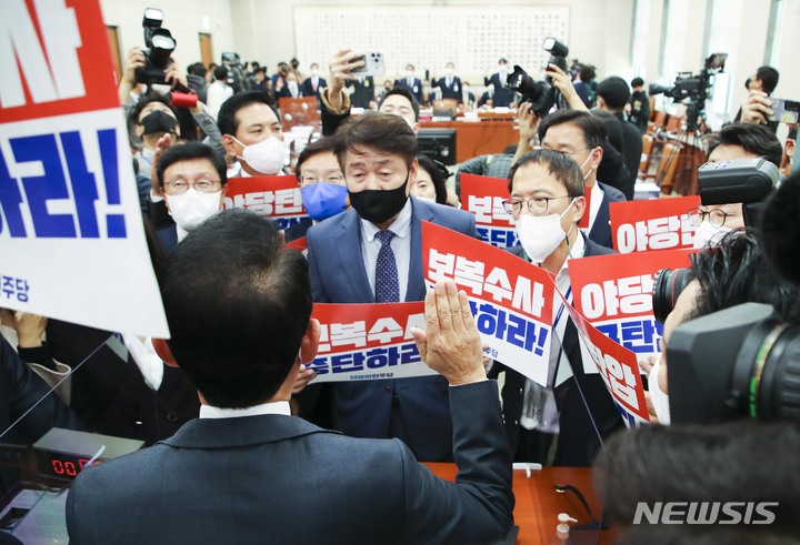 [서울=뉴시스] 전진환 기자 = 김도읍 법사위원장이 20일 서울 여의도 국회 법제사법위원회의 대검찰청 국정감사에서 더불어민주당의 항의 속에 이원석 검찰총장의 선서를 받고 있다. (공동취재사진) 2022.10.20.  photo@newsis.com