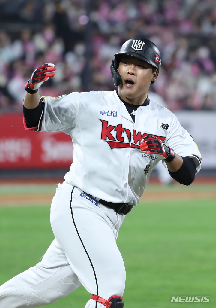[수원=뉴시스] 이영환 기자 = 20일 경기 수원KT위즈파크에서 열린 2022 KBO 포스트시즌 준플레이오프 4차전 키움 히어로즈 대 KT 위즈의 경기, 3회말 1사 주자없는 상황에서 KT 강백호가 솔로 홈런을 날린 후 그라운드를 돌고 있다. 2022.10.20. 20hwan@newsis.com