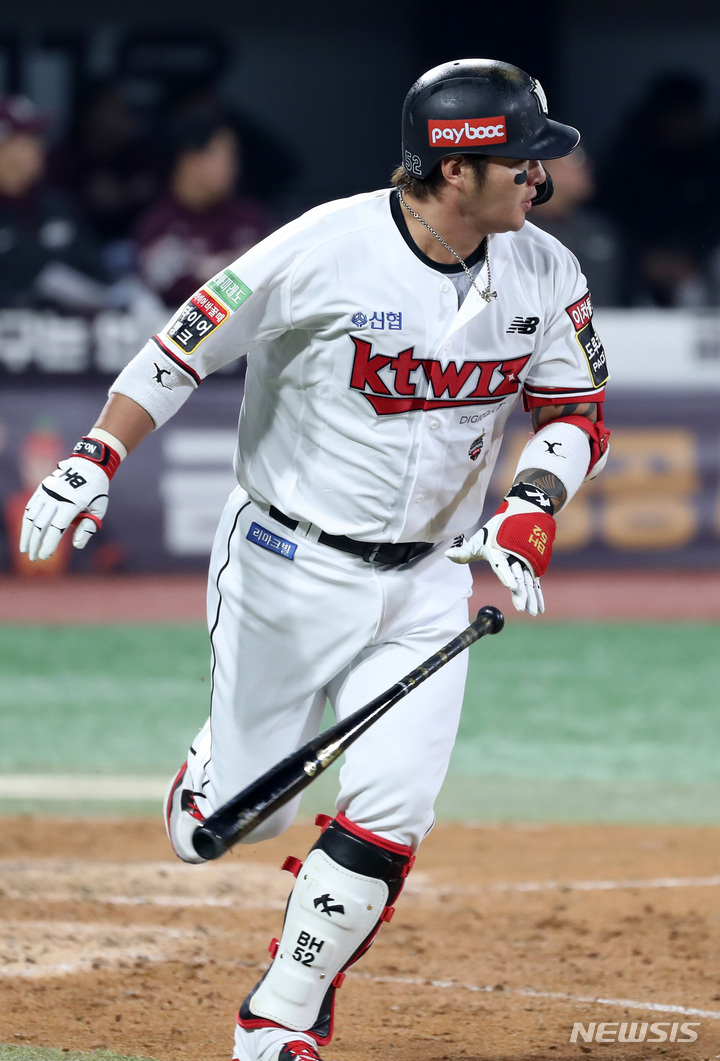 [수원=뉴시스] 이영환 기자 = 20일 경기 수원KT위즈파크에서 열린 2022 KBO 포스트시즌 준플레이오프 4차전 키움 히어로즈 대 KT 위즈의 경기, 5회말 2사 1,2루에서 KT 박병호가 역전 1타점 안타를 날리고 있다. 2022.10.20. 20hwan@newsis.com