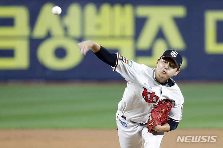 [수원=뉴시스] 최동준 기자 = 20일 경기 수원KT위즈파크에서 열린 2022 KBO 포스트시즌 준플레이오프 4차전 키움 히어로즈 대 KT 위즈의 경기, 6회 KT 선발 소형준이 역투하고 있다. 2022.10.20. photocdj@newsis.com