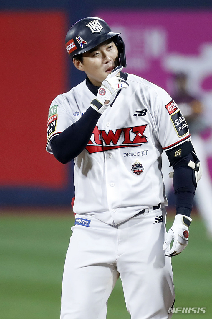 [수원=뉴시스] 최동준 기자 = 20일 경기 수원KT위즈파크에서 열린 2022 KBO 포스트시즌 준플레이오프 4차전 키움 히어로즈 대 KT 위즈의 경기, 6회말 1사 2루 상황 KT 배정대가 1타점 적시타를 친 뒤 환호하고 있다. 2022.10.20. photocdj@newsis.com