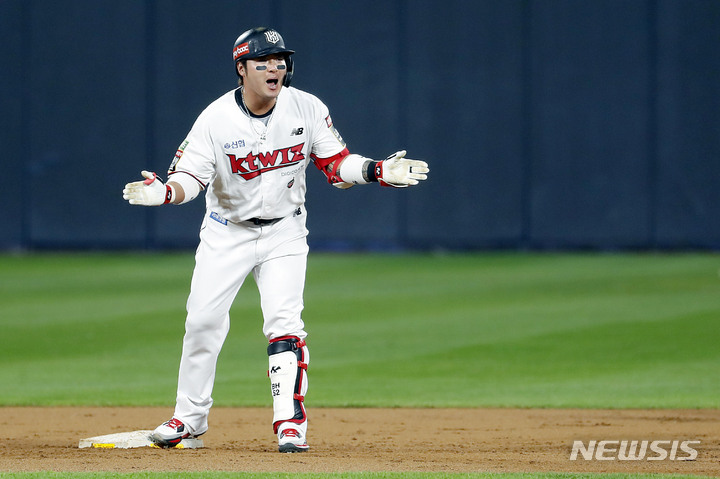 [수원=뉴시스] 최동준 기자 = 20일 경기 수원KT위즈파크에서 열린 2022 KBO 포스트시즌 준플레이오프 4차전 키움 히어로즈 대 KT 위즈의 경기, 7회말 KT 선두 타자 박병호가 외야 안타를 친 뒤 환호하고 있다. 2022.10.20. photocdj@newsis.com
