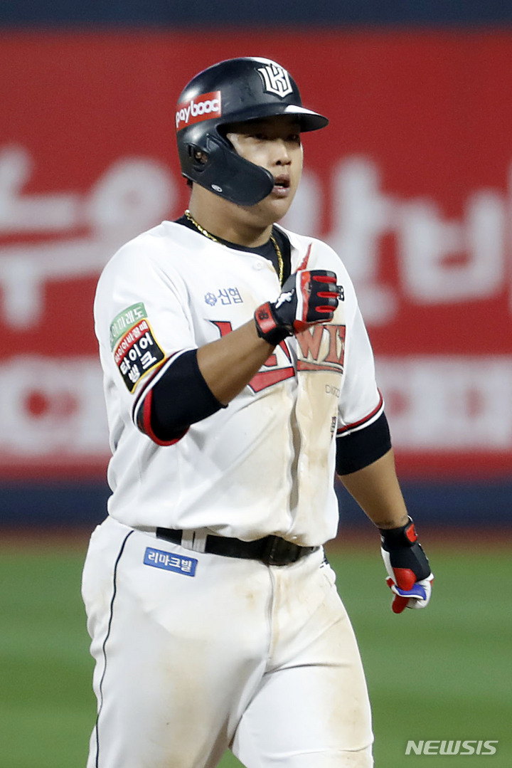 [수원=뉴시스] 최동준 기자 = 20일 경기 수원KT위즈파크에서 열린 2022 KBO 포스트시즌 준플레이오프 4차전 키움 히어로즈 대 KT 위즈의 경기, 8회말 KT 선두 타자 강백호가 안타를 친 뒤 세리머니를 하고 있다. 2022.10.20. photocdj@newsis.com