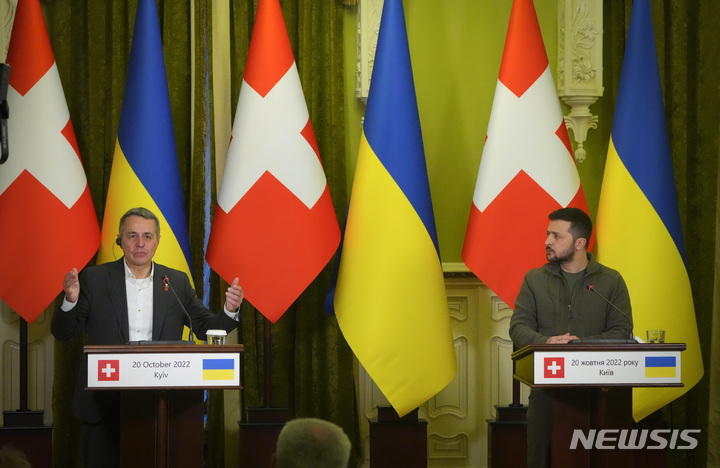 [키이우=AP/뉴시스] 볼로디미르 젤렌스키(오른쪽) 우크라이나 대통령 20일(현지시간) 키이우에서 이그나지오 카시스 스위스 대통령과 공동 기자회견을 하고 있다. 2022.10.21.
