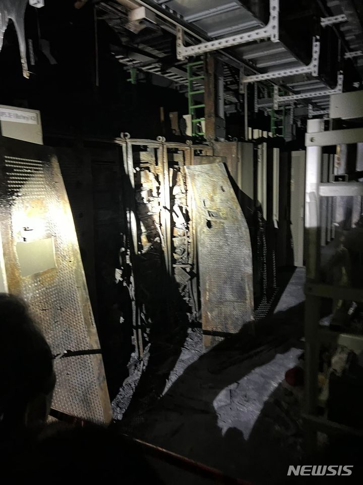 [서울=뉴시스]지난 15일 SK C&C 판교 데이터센터에서 발생한 화재 사고 현장. 사진은 화재 발화지점인 지하 3층 전기실에서 비상 축전지가 불에 탄 모습이다. (사진=윤영찬 더불어민주당 의원 페이스북)