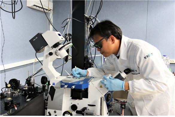 [대전=뉴시스] 화학연구원 김현우 박사가 광땜질을 위한 레이저 조사 준비를 하고 있다. *재판매 및 DB 금지