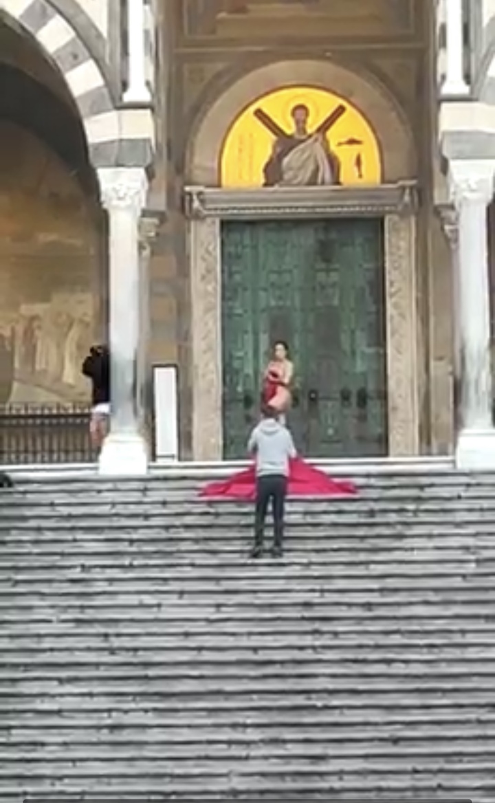[서울=뉴시스] 한 여성이 이탈리아 성 안드레아 대성당의 계단 꼭대기에서 사진 촬영을 위해 벌거벗은 채로 포즈를 취해 논란이 일어났다고 21일(현지시간) CNN, 영국 데일리 메일 등 외신이 보도했다. < 출처 : Amalfinotizie 페이스북 캡처> 2022.10.21 *재판매 및 DB 금지