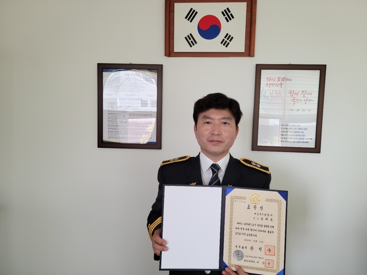 [뉴시스=세종]세종북부경찰서 유제욱 경감이 국무총리상 표창 후 사진을 찍고 있다. 2022.10.21. *재판매 및 DB 금지