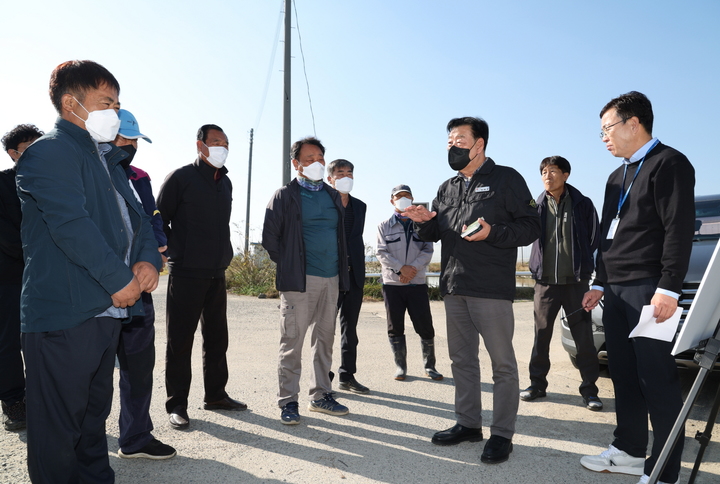 주민들과 이야기를 나누는 가세로 태안군수 *재판매 및 DB 금지