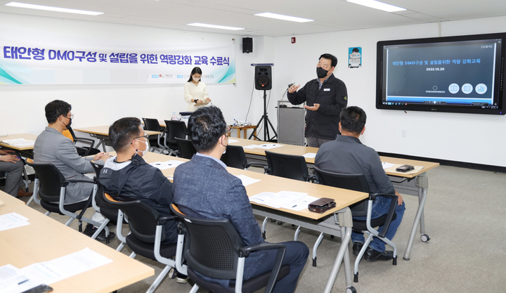 수료식에서 인사말하는 김동일 시장 *재판매 및 DB 금지