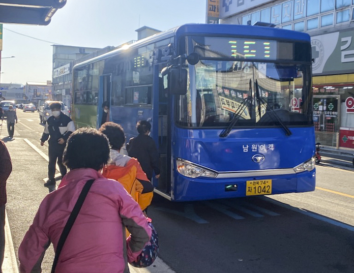  남원시가 내년 상반기부터 '어르신 무상교통 지원사업'을 추진, 관내 70세 이산 시민들이 시내버스를 무료로 이용토록 할 예정이다. 남원여객 시내버스를 이용하고 있는 시민들의 모습. *재판매 및 DB 금지