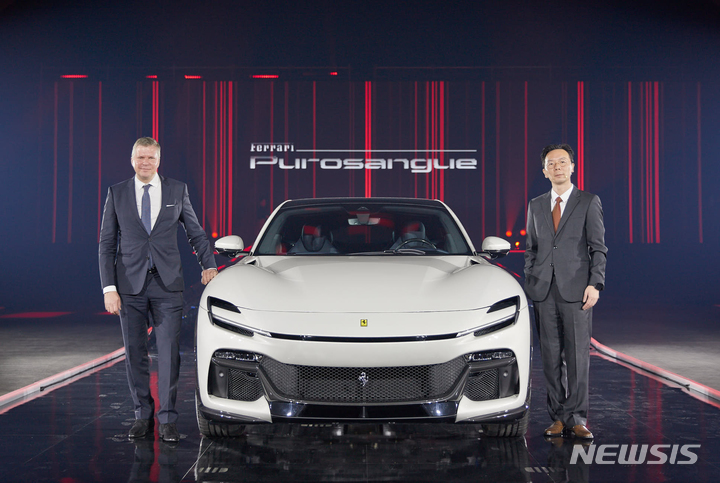 [서울=뉴시스]페라리 푸로산게. (사진 왼쪽부터)페라리 극동 및 중동지역 디터 넥텔 총괄 지사장과 FMK 페라리 브랜드 총괄 김진영 이사.(사진=FMK 제공) 2022.10.21 photo@newsis.com