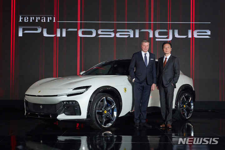 [서울=뉴시스]페라리 푸로산게. (사진 왼쪽부터)페라리 극동 및 중동지역 디터 넥텔 총괄 지사장과 FMK 페라리 브랜드 총괄 김진영 이사.(사진=FMK 제공) 2022.10.21 photo@newsis.com 