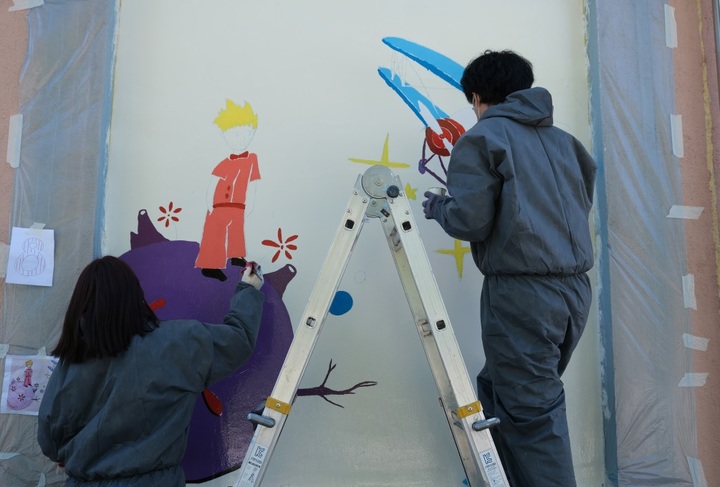 [서울=뉴시스]애경케미칼 대전연구소와 애경특수도료 직원들이 자사 페인트를 활용해 벽화그리기 사회공헌활동을 펼치고 있다. (사진=애경케미칼 제공) *재판매 및 DB 금지