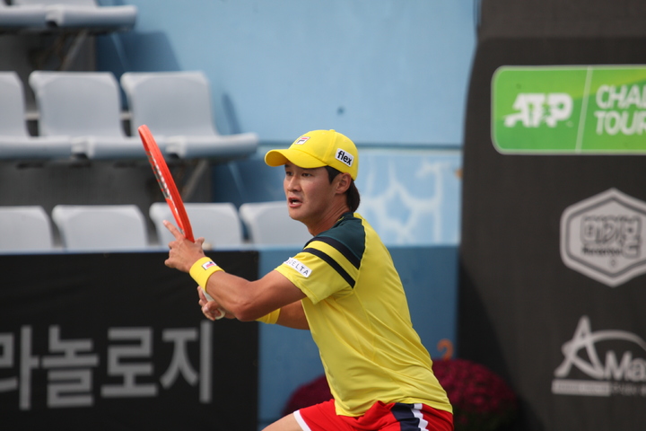 [서울=뉴시스] 남자프로테니스(ATP) 그라놀로지 부산오픈 챌린저대회 단식 8강전을 치르는 권순우. (사진 = 대회 조직위원회 제공) *재판매 및 DB 금지