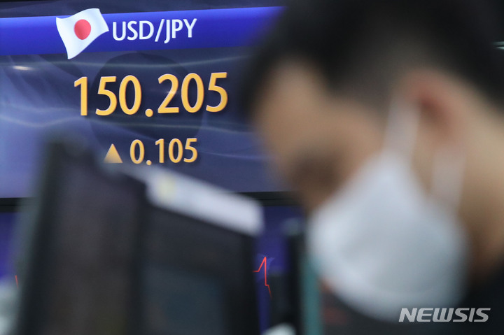 [서울=뉴시스] 권창회 기자 = 21일 오전 서울 중구 하나은행 딜링룸 전광판에 엔·달러 환율이 표시되고 있다. 엔·달러 환율은 전날 달러당 150엔을 돌파하면서 엔화 가치는 1990년 8월 이후 32년 만에 가장 낮은 수준으로 떨어졌다. 2022.10.21. kch0523@newsis.com