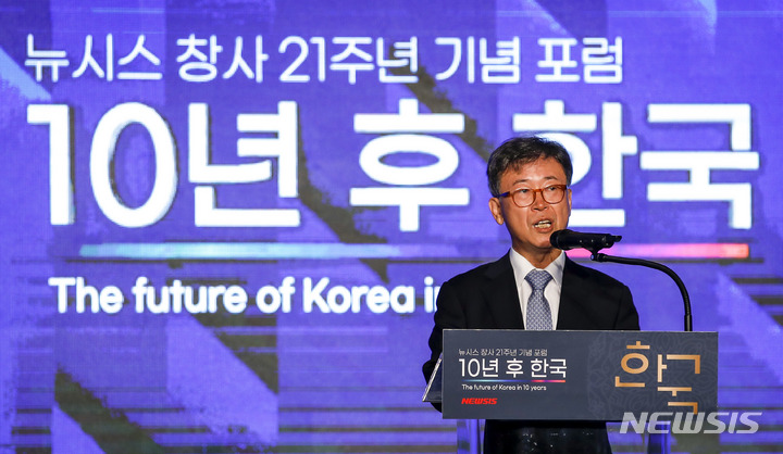 [서울=뉴시스] 정병혁 기자 = 김형기 뉴시스 대표이사 사장이 21일 오전 서울 종로구 포시즌스호텔 그랜드볼룸에서 열린 뉴시스 창사 21주년 기념 포럼 '10년 후 한국'에서 인사말을 하고 있다. 2022.10.21. jhope@newsis.com