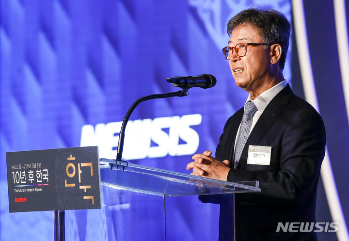 [서울=뉴시스] 정병혁 기자 = 김형기 뉴시스 대표이사 사장이 21일 오전 서울 종로구 포시즌스호텔 그랜드볼룸에서 열린 뉴시스 창사 21주년 기념 포럼 '10년 후 한국'에서 인사말을 하고 있다. 2022.10.21. jhope@newsis.com