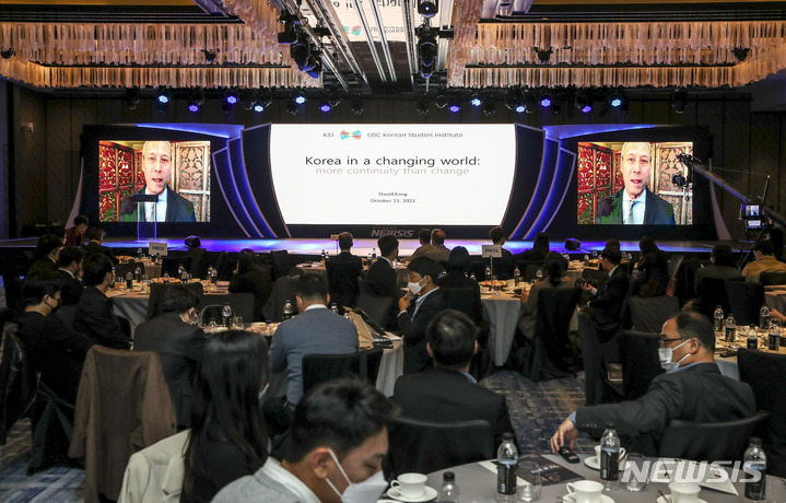 [서울=뉴시스] 정병혁 기자 = 데이비드 강 서던캘리포니아대학교 교수가 21일 오전 서울 종로구 포시즌스호텔 그랜드볼룸에서 열린 뉴시스 창사 21주년 기념 포럼 '10년 후 한국'에서 '우크라이나 사태와 한반도 정세 진단'를 주제로 화상 기조 연설을 하고 있다. 2022.10.21. jhope@newsis.com