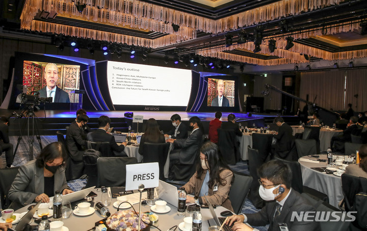 [서울=뉴시스] 정병혁 기자 = 데이비드 강 서던캘리포니아대학교 교수가 21일 오전 서울 종로구 포시즌스호텔 그랜드볼룸에서 열린 뉴시스 창사 21주년 기념 포럼 '10년 후 한국'에서 '우크라이나 사태와 한반도 정세 진단'을 주제로 화상 기조 연설을 하고 있다. 2022.10.21. jhope@newsis.com