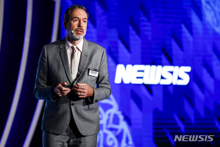 [서울=뉴시스] 정병혁 기자 = 윌리엄 하이엄 넥스트빅싱 대표가 21일 오전 서울 종로구 포시즌스호텔 그랜드볼룸에서 열린 뉴시스 창사 21주년 기념 포럼 '10년 후 한국'에서 '미래학자가 본 넥스트 트렌드-고객 가족화 타겟팅 전략'을 주제로 특별강연을 하고 있다. 2022.10.21. jhope@newsis.com