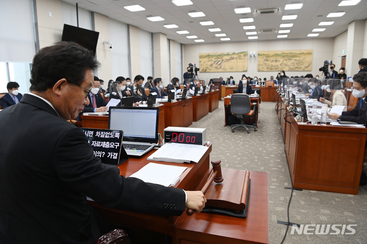 [서울=뉴시스] 최진석 기자 = 유기홍 국회 교육위 위원장이 21일 서울 여의도 국회에서 열린 교육위원회의 교육부 및 소속기관, 교육부 산하 공공기관·유관기관 등에 대한 종합국정감사를 주재하고 있다. 2022.10.21. (공동취재사진) photo@newsis.com