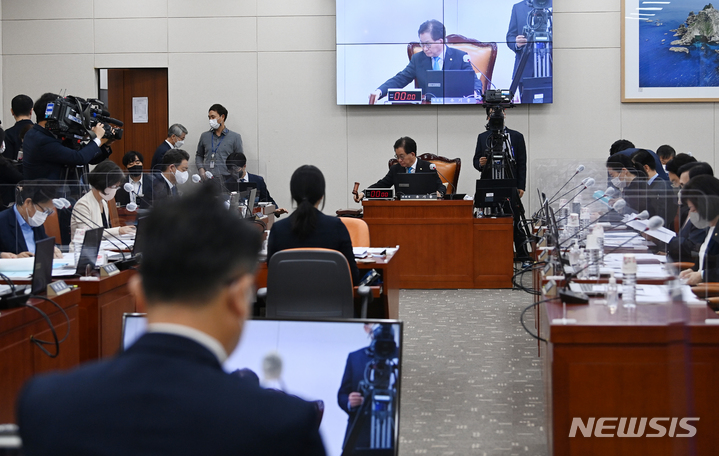 [서울=뉴시스] 최진석 기자 = 지난 21일 서울 여의도 국회에서 교육위원회의 교육부 및 소속기관, 교육부 산하 공공기관·유관기관 등에 대한 종합국정감사가 열리고 있다. 2022.10.22. (공동취재사진) photo@newsis.com