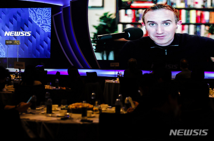 [서울=뉴시스] 정병혁 기자 = 모건 하우절 컬래버래이티브 펀드 파트너가 21일 오전 서울 종로구 포시즌스호텔 그랜드볼룸에서 열린 뉴시스 창사 21주년 기념 포럼 '10년 후 한국'에서 '혼돈의 시대, 돈의 심리학'을 주제로 화상 특별강연을 하고 있다. 2022.10.21. jhope@newsis.com