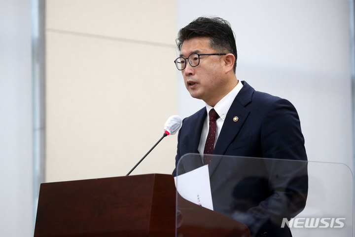 [서울=뉴시스] 김선웅 기자 = 장상윤 교육부 차관이 21일 서울 여의도 국회 교육위원회에서 열린 국정감사 교육부 등에 대한 종합감사에서 국정감사 후속조치 현황을 보고하고 있다. 2022.10.21. mangusta@newsis.com