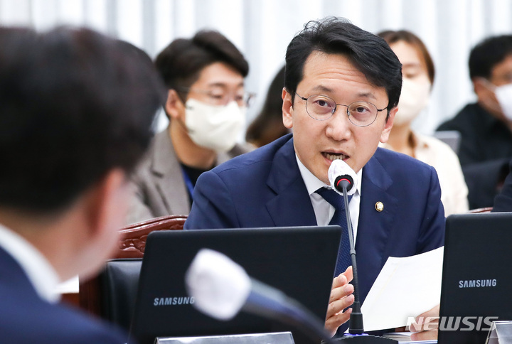 [제주=뉴시스] 우장호 기자 = 천준호 더불어민주당 의원이 21일 오전 제주도청 4층 탐라홀에서 열린 국회 행정안전위원회의 제주도 국정감사에서 질의하고 있다. 2022.10.21. woo1223@newsis.com