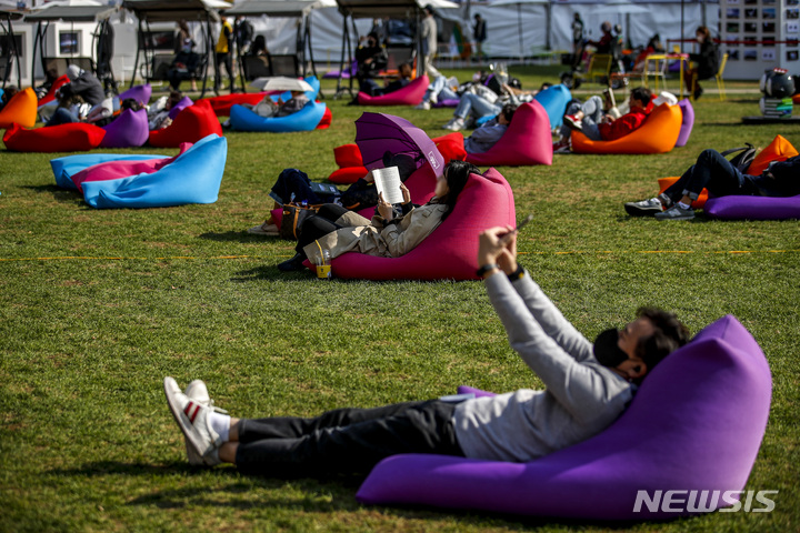 [서울=뉴시스] 정병혁 기자 = 지난해 10월21일 오후 서울 중구 서울광장에 설치된 책읽는 서울광장을 찾은 시민들이 책을 읽으며 휴식을 취하고 있다. 2022.10.21. jhope@newsis.com
