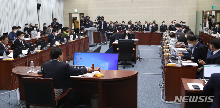 [제주=뉴시스] 우장호 기자 = 지난 21일 오후 제주도청 4층 탐라홀에서 열린 국회 행정안전위원회의 제주경찰청에 대한 국정감사 당시 모습. 2022.10.21. woo1223@newsis.com