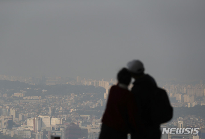 [서울=뉴시스] 김근수 기자 = 수도권 지역에 미세먼지와 초미세먼지가 한때 나쁨수준을 보인 21일 오후 서울 중구 남산에서 시민들이 미세먼지로 덮인 도심을 바라보고 있다. 2022.10.21. ks@newsis.com